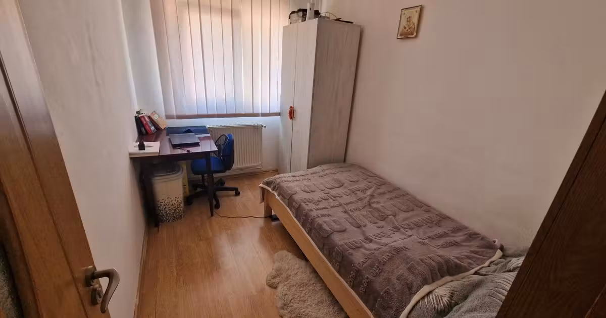 Apartament de vânzare cu 3 camere în zona Tractorul, Brașov