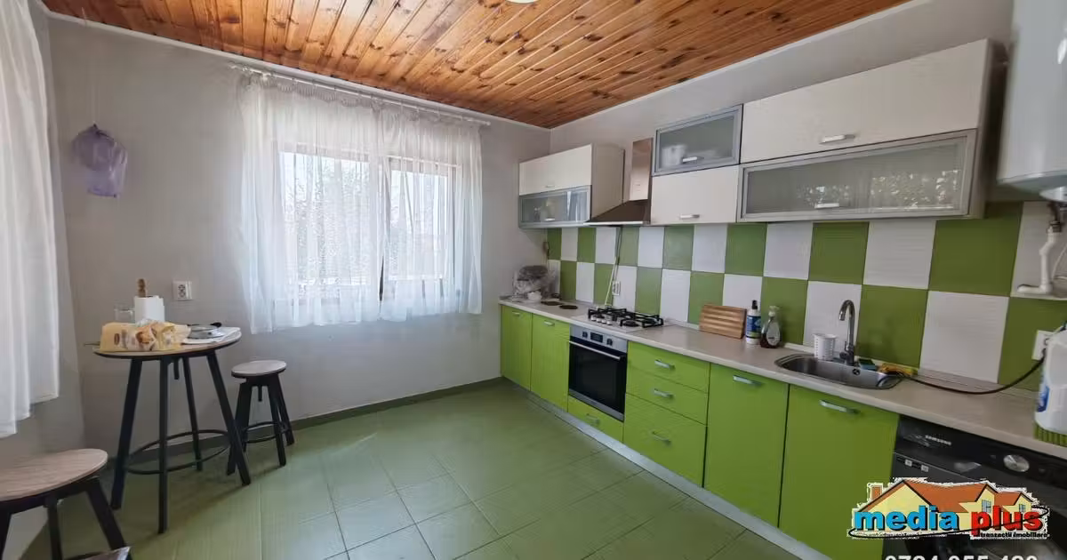 Casă de vânzare cu 4 camere în Mihail Kogălniceanu
