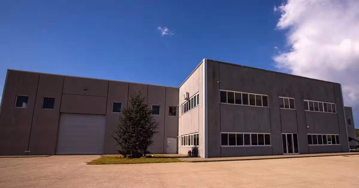 Spațiu industrial de vânzare 5100 mp în Țițești