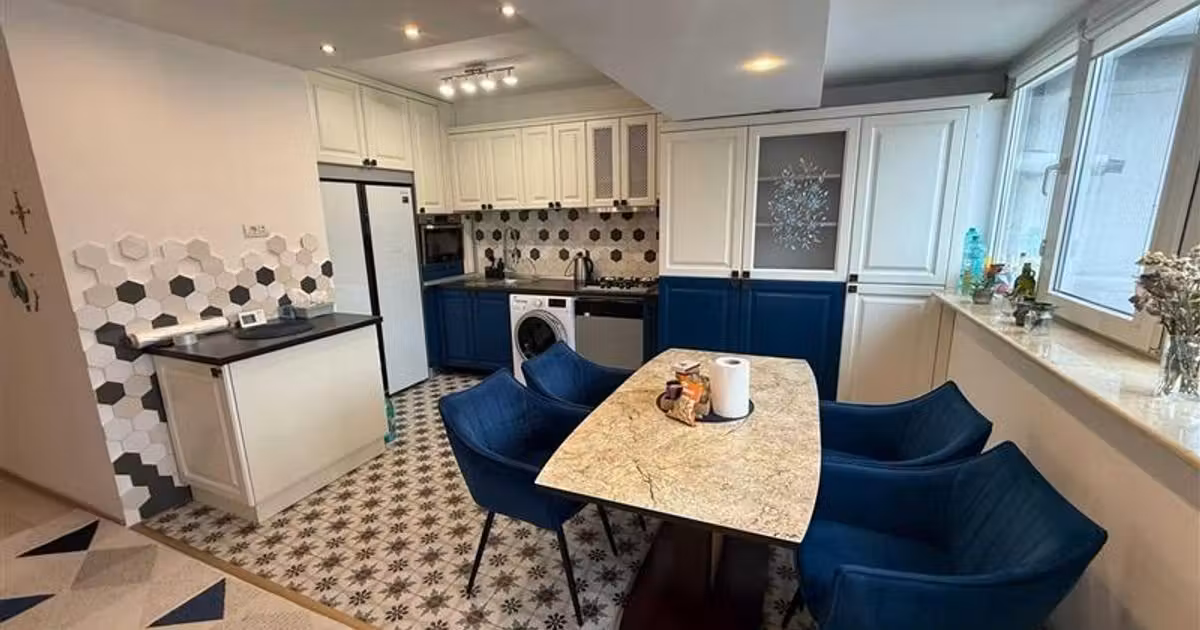 Apartament de vânzare cu 3 camere în zona Central, Ultracentral