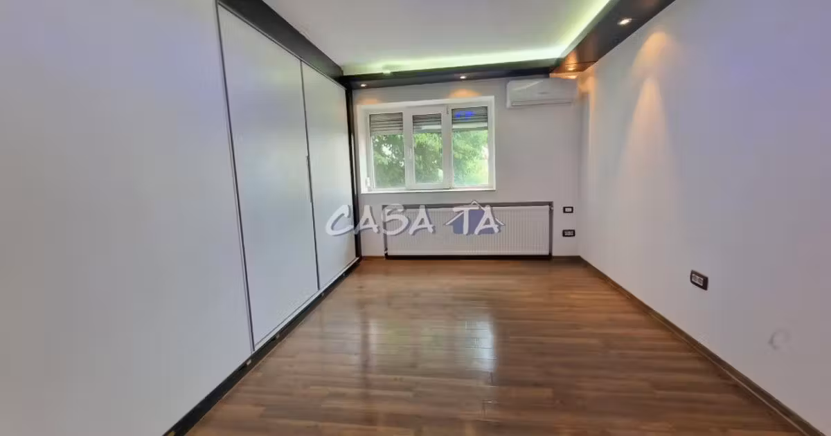 Apartament de vânzare cu 3 camere în Rovinari