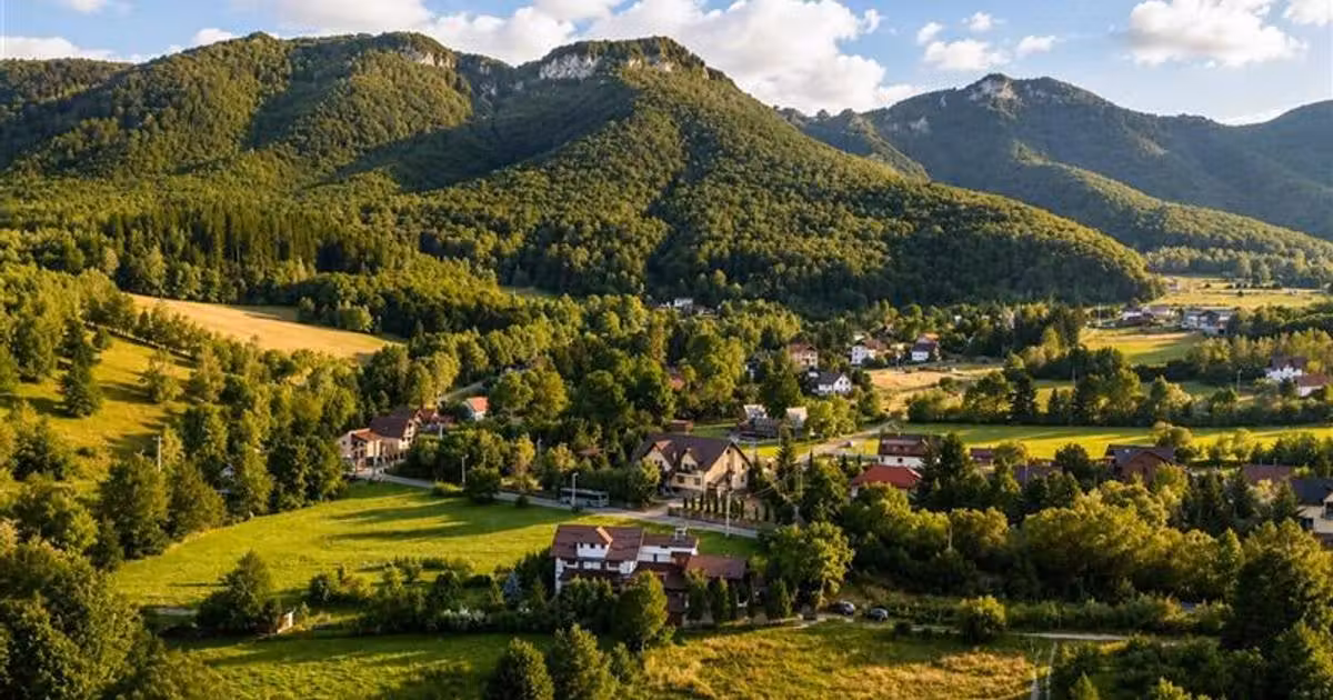 Casă individuală de vânzare cu 10 camere, mobilată în zona Exterior Est, Brașov