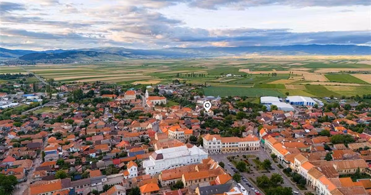 Casă de vânzare cu 8 camere în Târgu Secuiesc