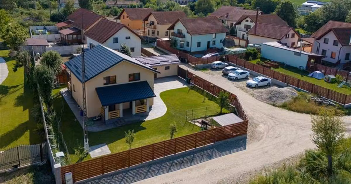 Casă individuală de vânzare cu 4 camere în Hălchiu