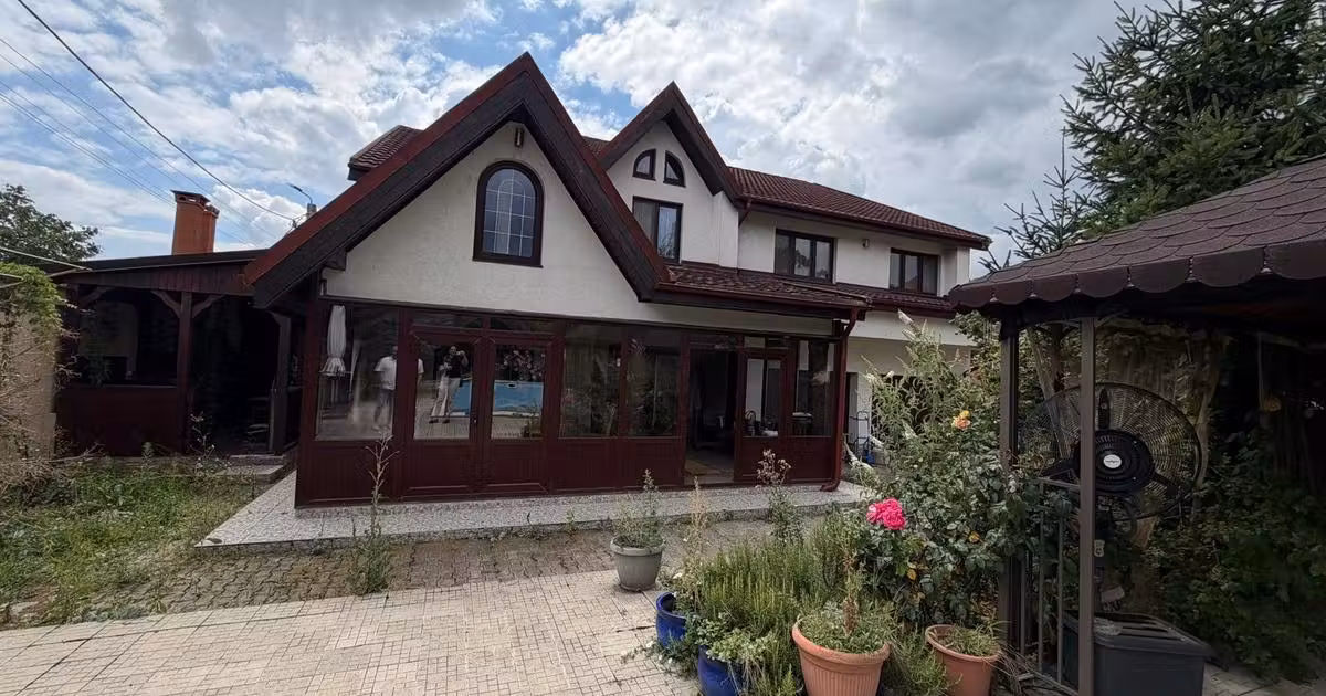 Casă individuală de vânzare cu 7 camere, mobilată în Buftea