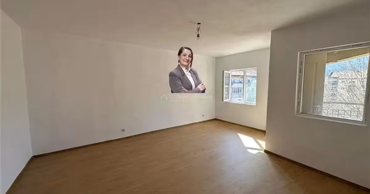 Apartament de vânzare cu 3 camere în zona Central, Reșița
