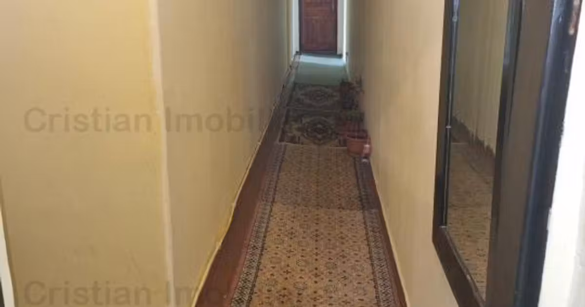 Casă de vânzare cu 4 camere în zona Apollo, Brăila