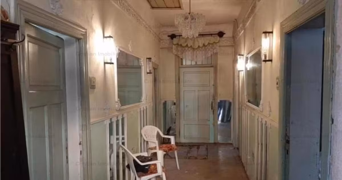 Casă de vânzare cu 5 camere în zona Apollo, Brăila