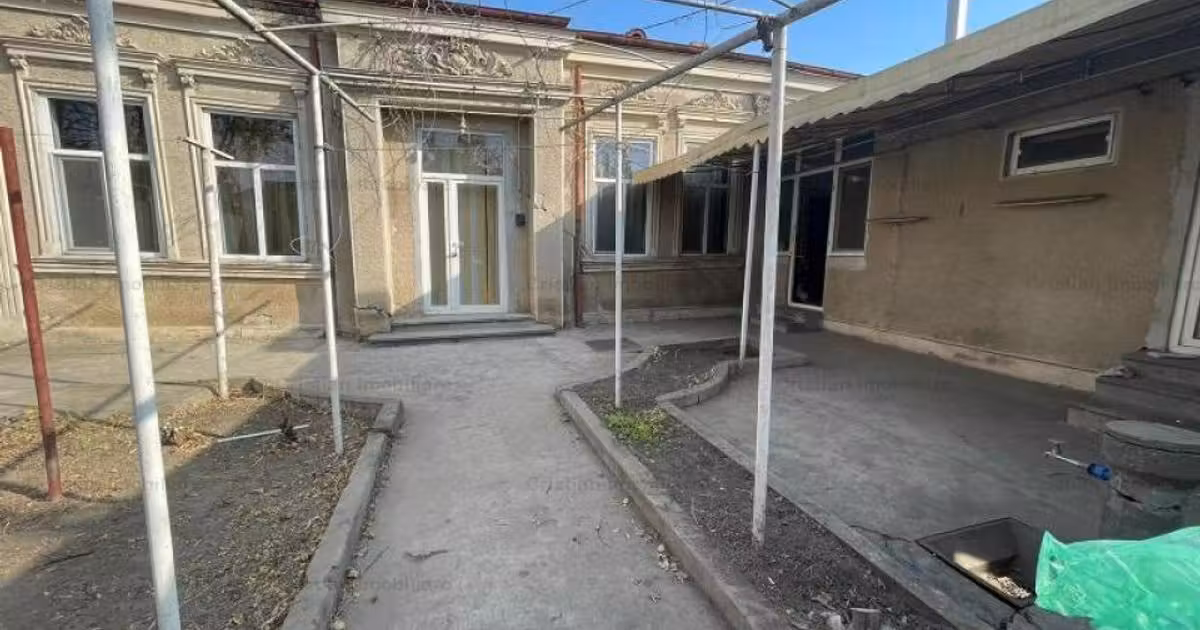 Casă de vânzare cu 3 camere în zona Apollo, Brăila