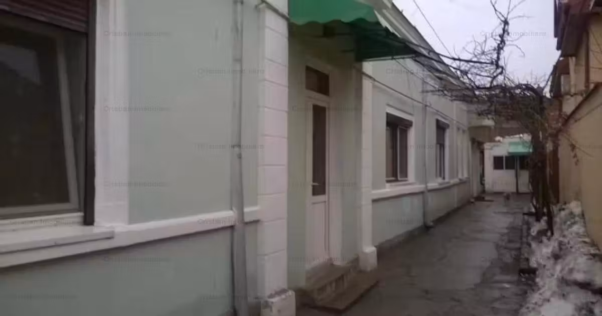Casă de vânzare cu 4 camere, mobilată în zona Central, Brăila