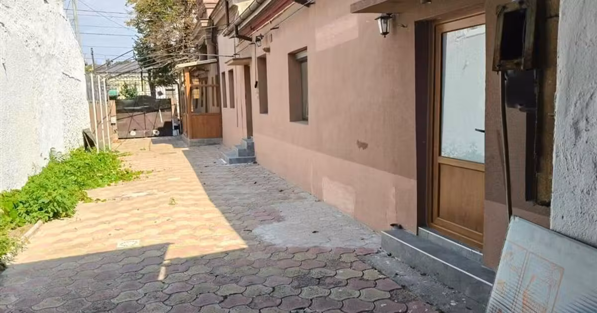 Casă de vânzare cu 4 camere în zona Apollo, Brăila