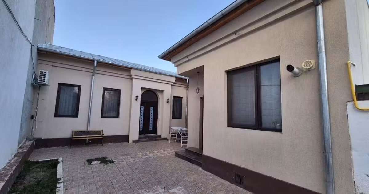 Casă de vânzare cu 4 camere în zona Central, Brăila