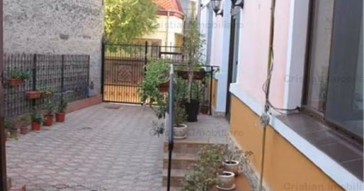 Casă de vânzare cu 7 camere în zona Apollo, Brăila
