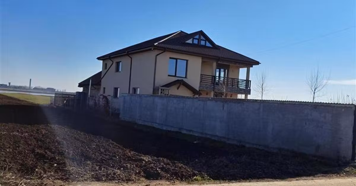 Teren intravilan de vânzare de 5549 mp, în Lacu Sărat