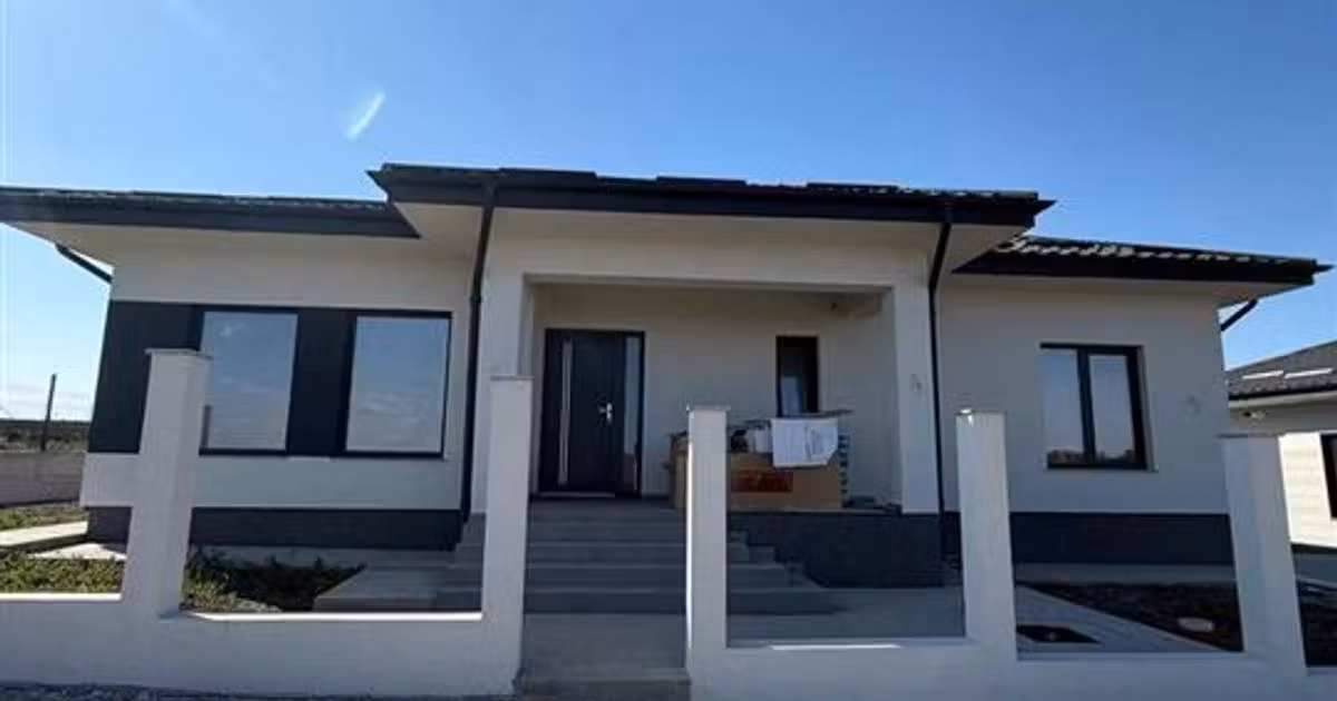 Casă individuală de vânzare cu 4 camere în Breazu