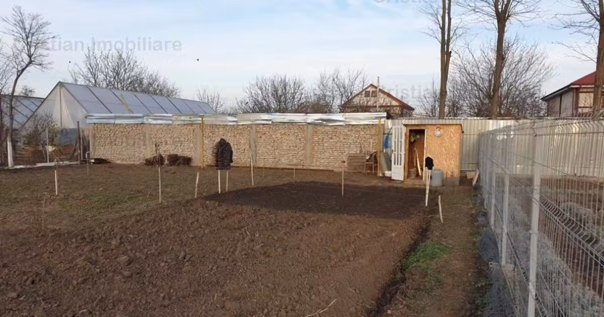 Teren intravilan de vânzare de 1300 mp, în Lacu Sărat