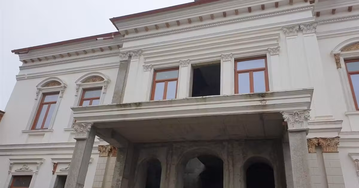 Casă individuală de vânzare cu 10 camere în zona Apollo, Brăila