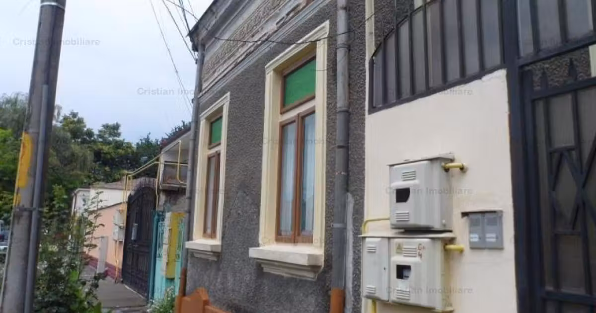 Casă de vânzare cu 4 camere în zona Apollo, Brăila