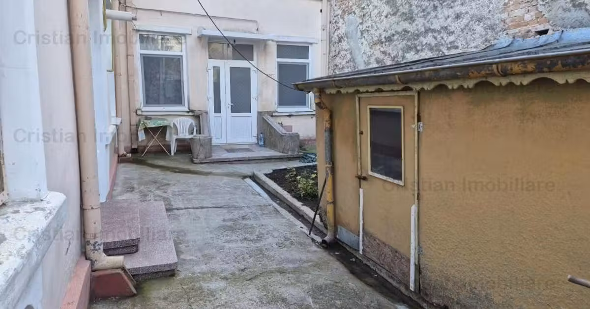 Casă de vânzare cu 3 camere în zona Apollo, Brăila
