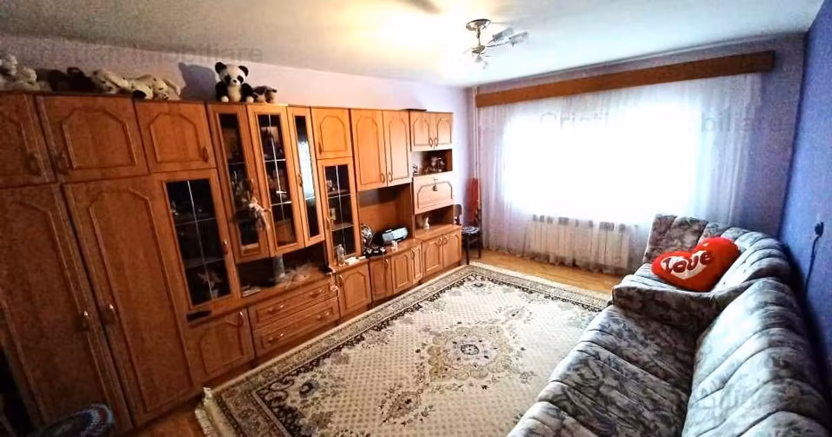 Apartament de vânzare cu 3 camere în zona Buzaului, Brăila