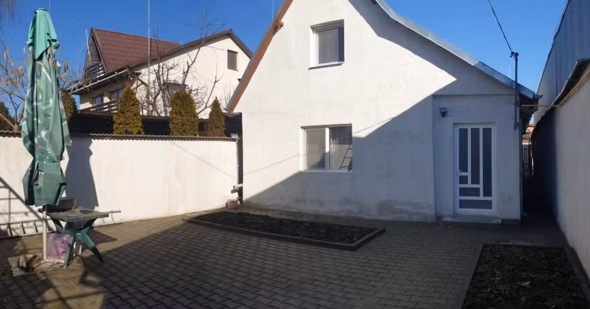 Casă de vânzare cu 4 camere în zona Apollo, Brăila