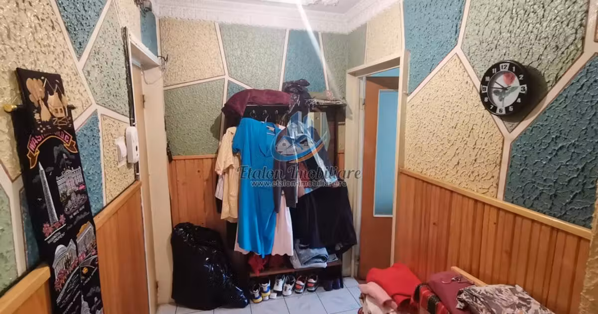 Apartament de vânzare cu 4 camere în zona Periferie, Piatra-Neamț