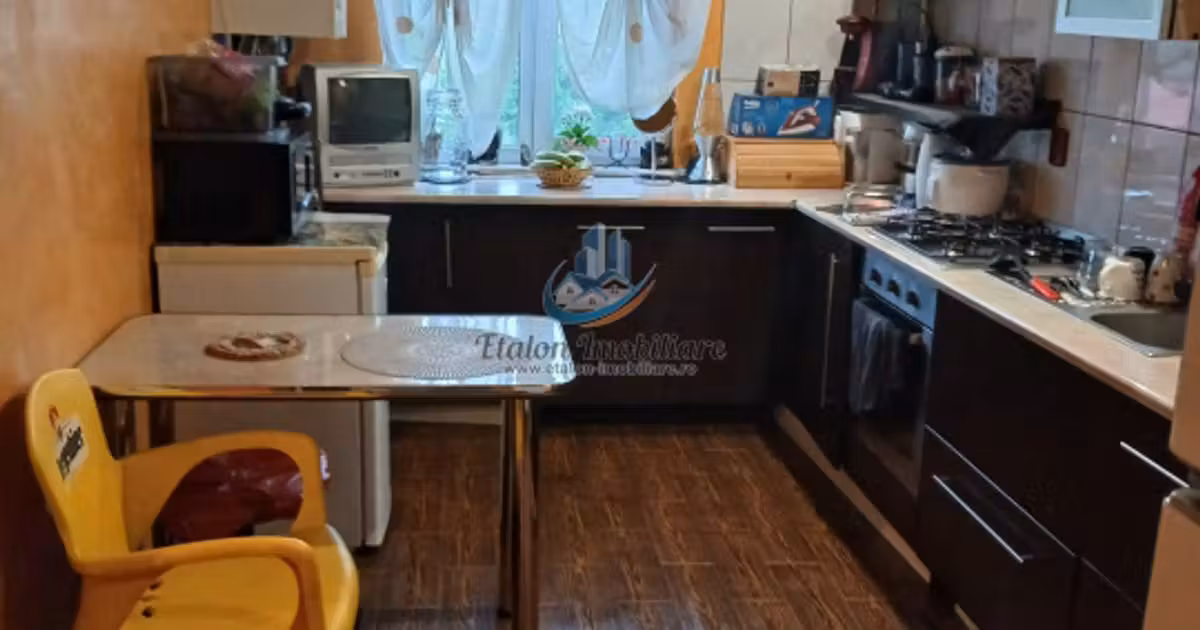 Apartament de vânzare cu 4 camere în zona Periferie, Piatra-Neamț