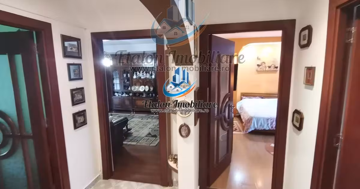 Apartament de vânzare cu 4 camere în zona Calea Romanului, Piatra-Neamț