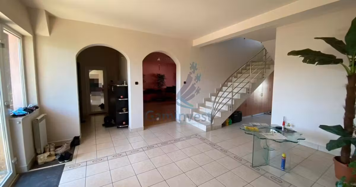Casă individuală de vânzare cu 5 camere în zona Decebal, Oradea