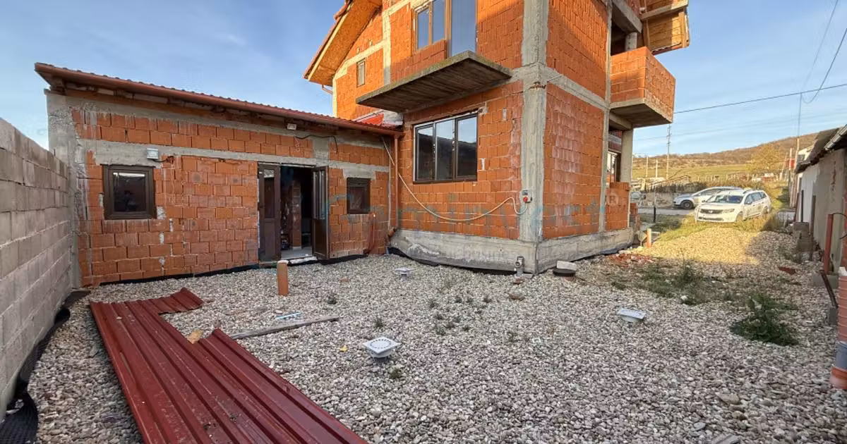 Casă individuală de vânzare cu 6 camere în Betfia