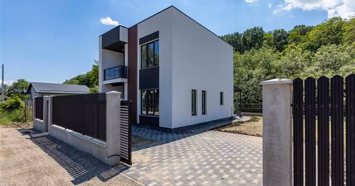 Casă de vânzare cu 3 camere în zona Central, Bacău