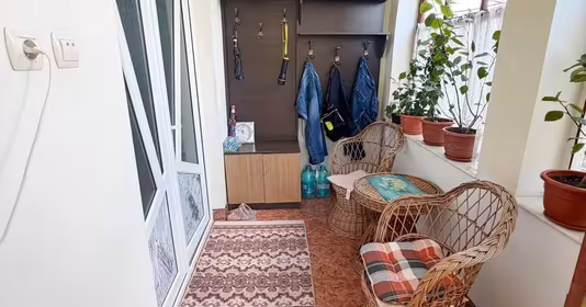 Casă Est
