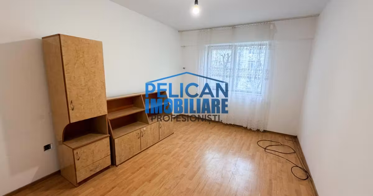Apartament de vânzare cu 3 camere în zona Vest, Tulcea