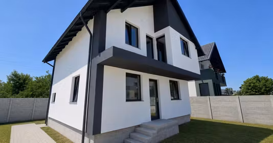 Casă Est