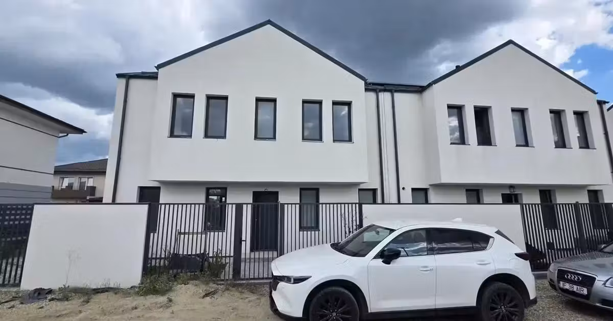 Casă de vânzare cu 4 camere în Otopeni