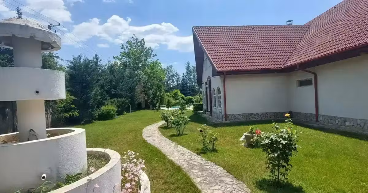 Casă de vânzare cu 8 camere, mobilată în Corbeanca
