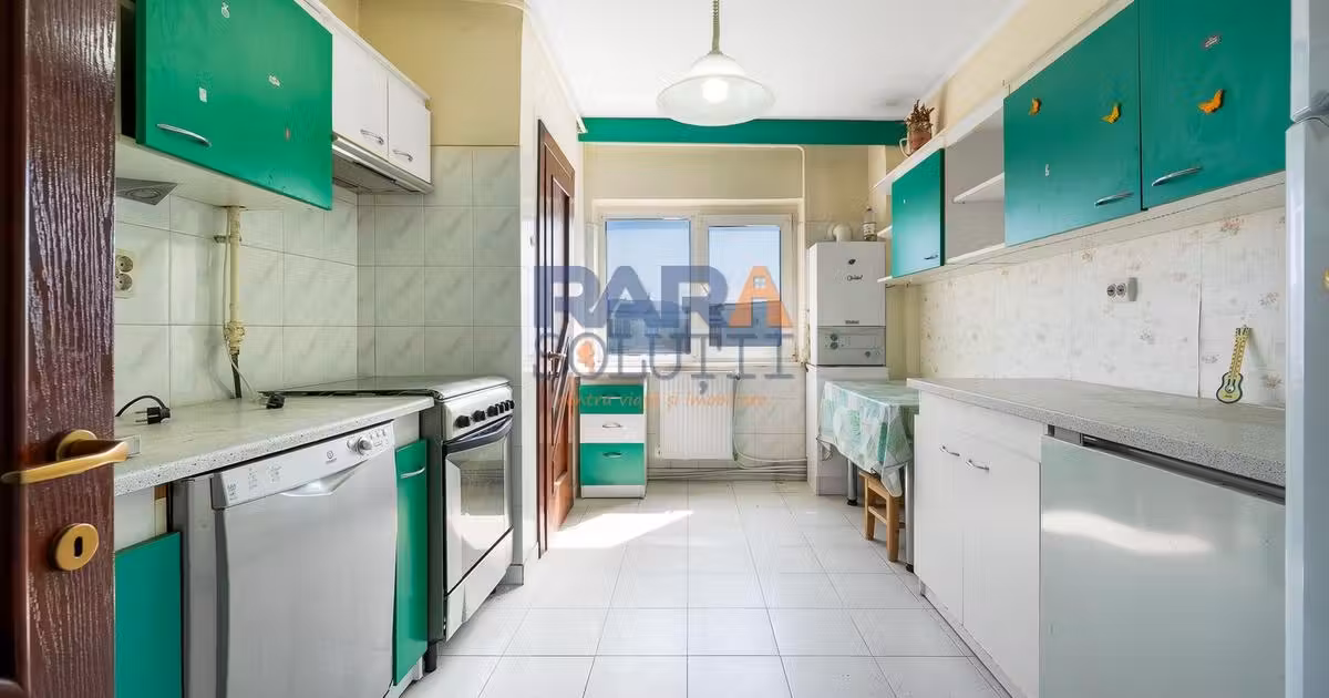 Apartament de vânzare cu 4 camere, mobilat în Roman