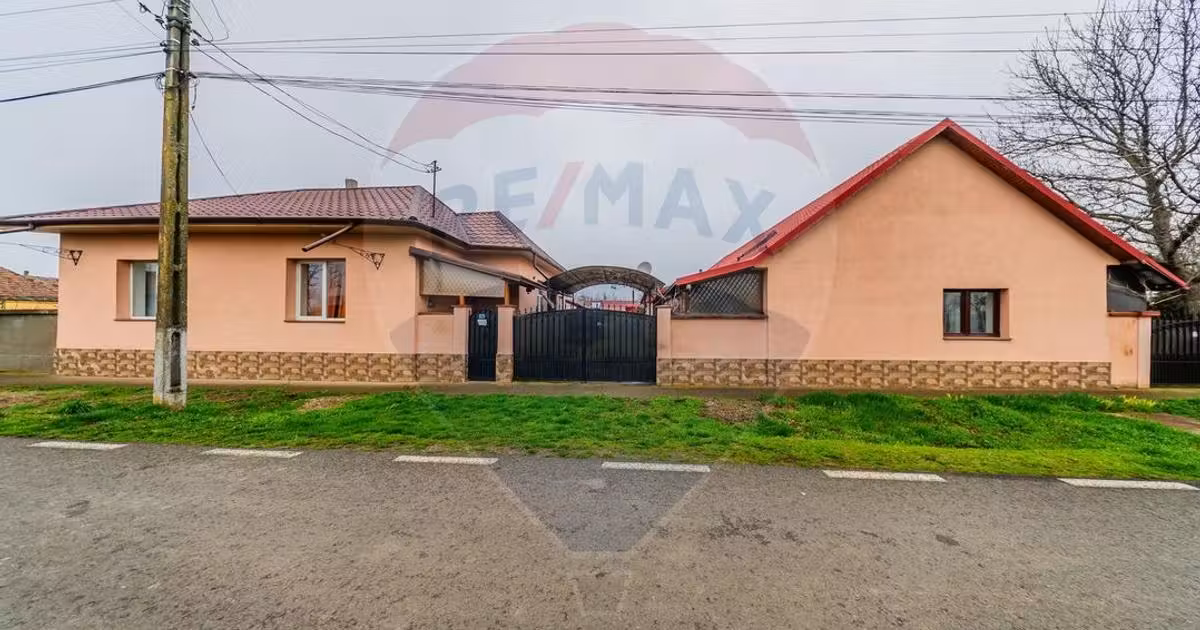 Casă individuală de vânzare cu 14 camere, mobilată în Iratoșu