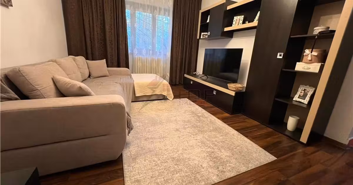 Apartament de vânzare cu 3 camere în zona Podu Roș, Iași