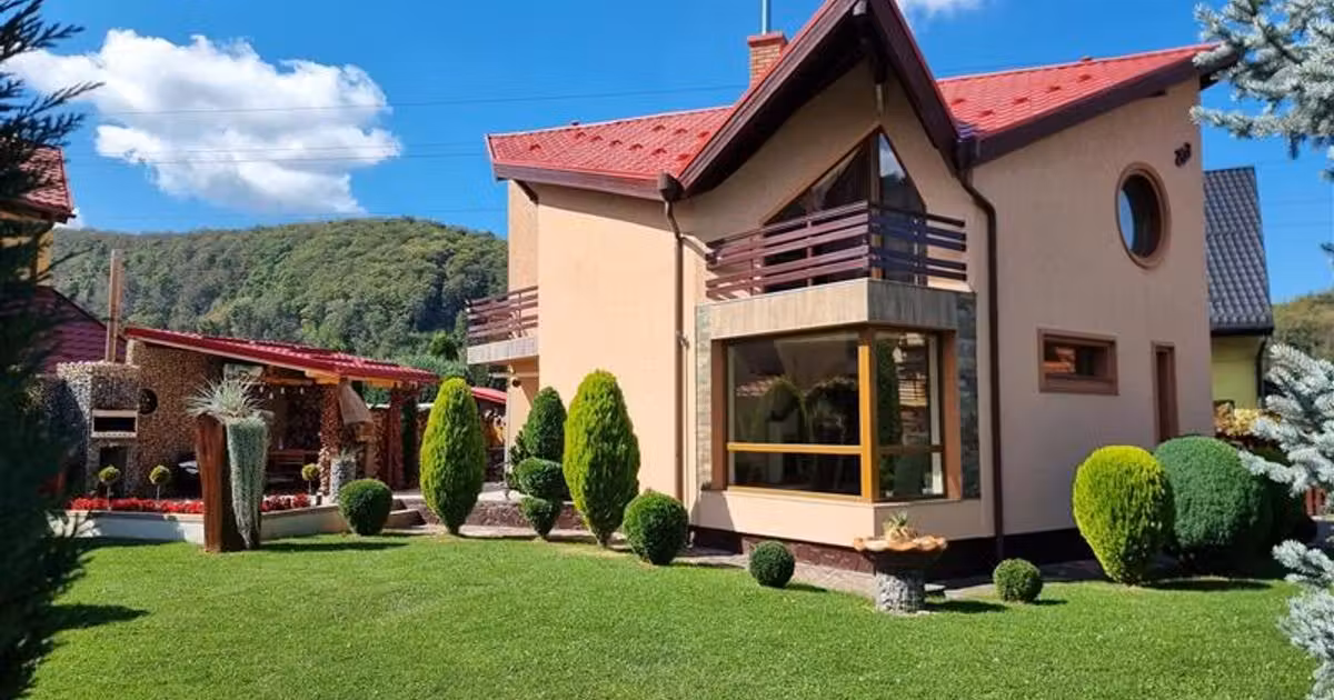 Casă individuală de vânzare cu 3 camere, mobilată în Săcele