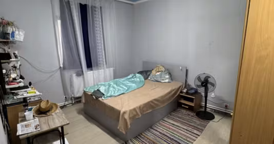 Casă Est