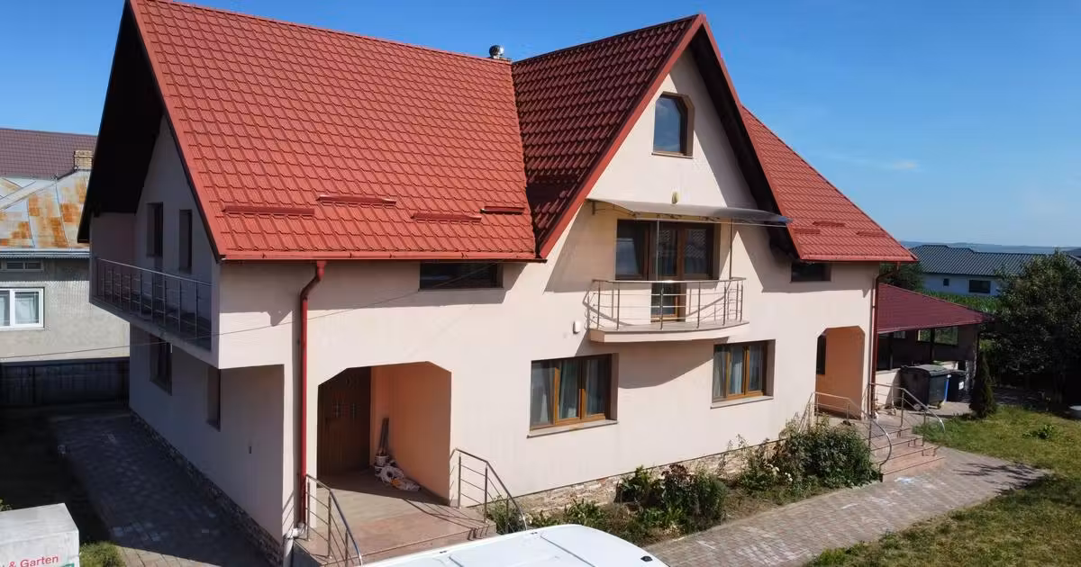 Casă individuală de vânzare cu 8 camere în Dumbrăveni
