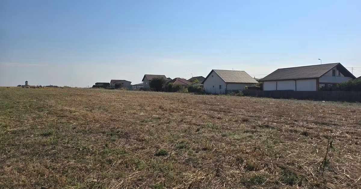 Teren Construcții intravilan de vânzare de 20000 mp, în Lazu