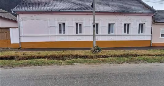 Casă Est