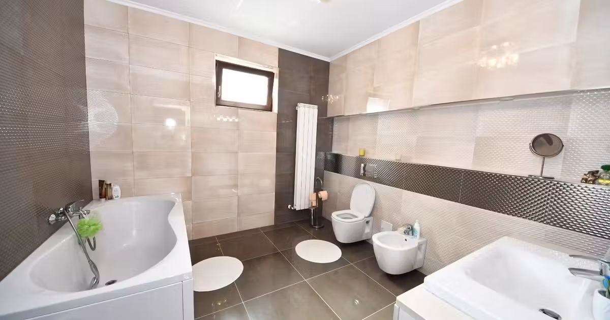 Casă de vânzare cu 6 camere în zona Nord, Galați