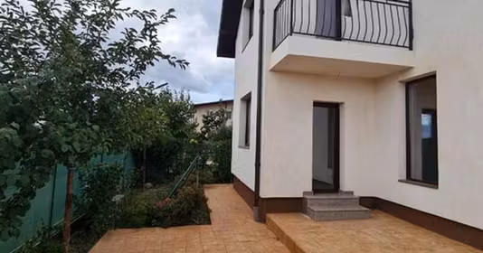 Casă Est