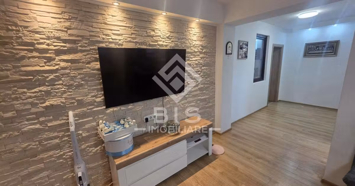 Apartament de vânzare cu 3 camere în zona Centura, Bistrița