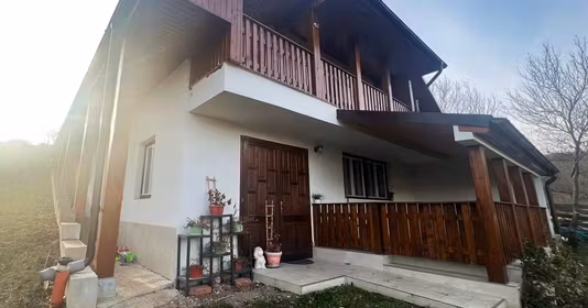 Casă Est