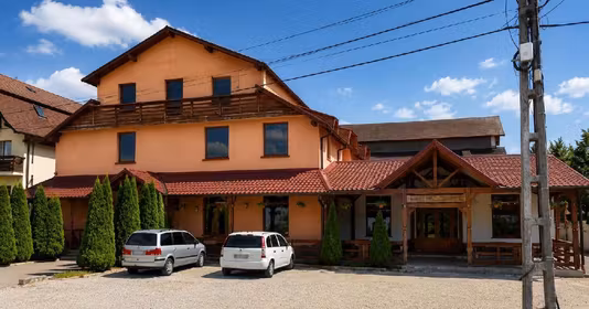 Casă Est