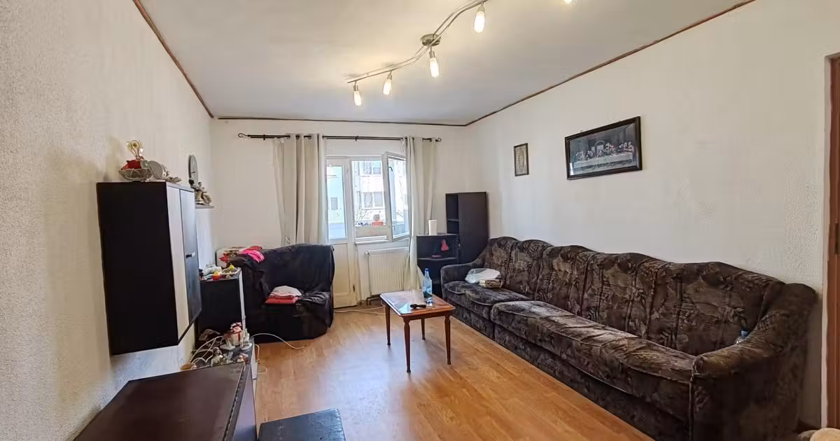 Apartament de vânzare cu 3 camere în zona Tractorul, Brașov